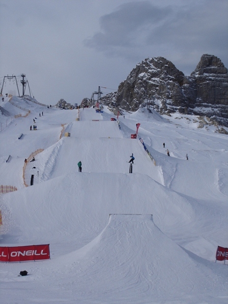 © FM4/Simon Welebil Snowboarder slidet über ein Rail.